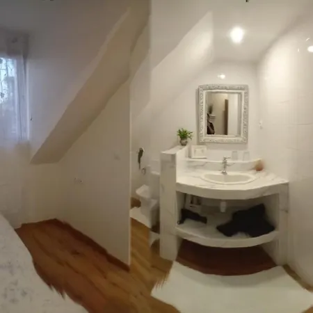 Le Moulin Des Roses Bed and Breakfast
